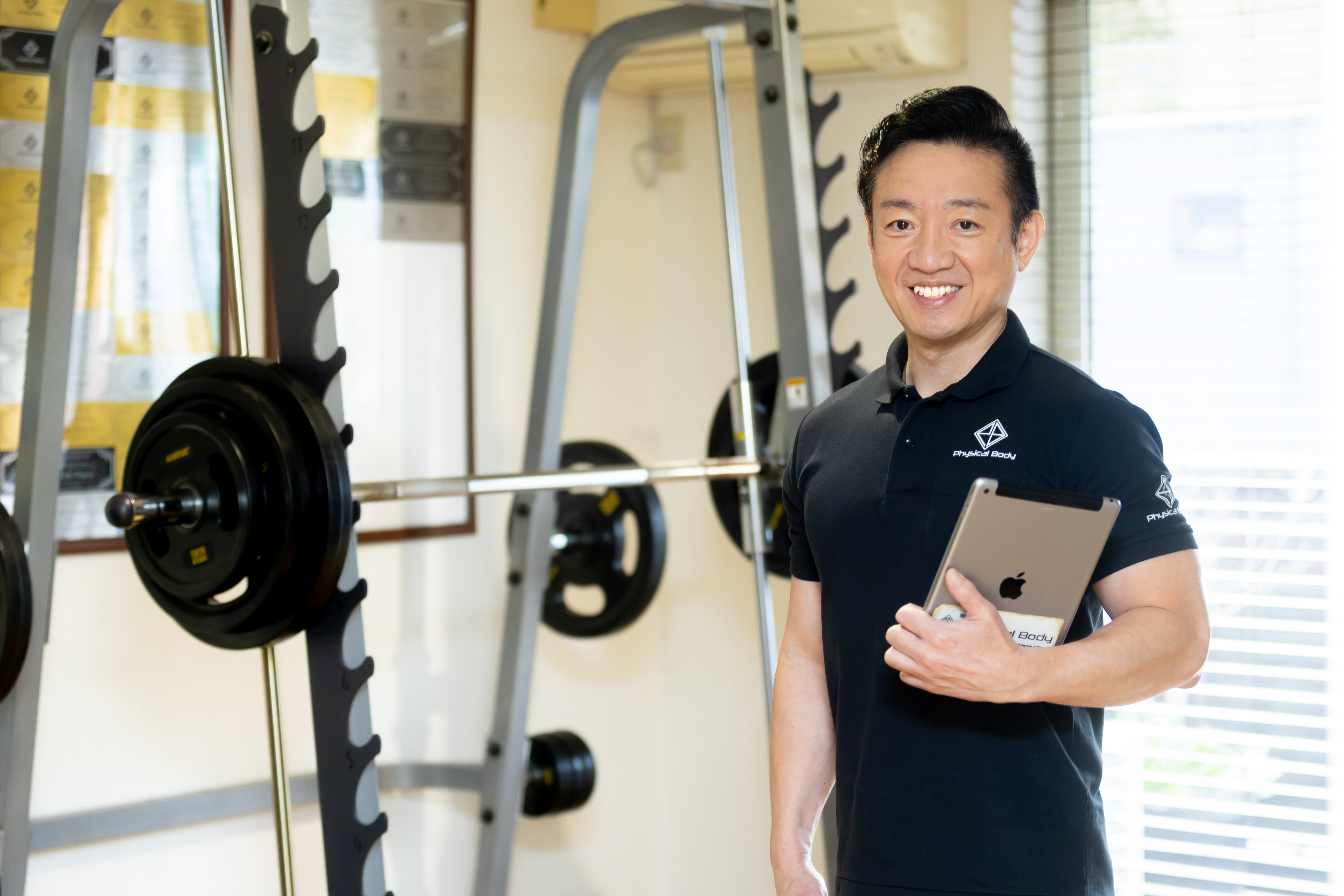 PhysicalBODY代表トレーナーがジムで笑顔